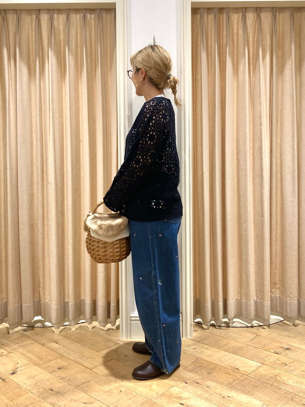 ブラック系のカーディガン/ボレロ、ブルー系のその他パンツ、ベージュ系のバッグを着用したレディースの秋コーディネートの3枚目の写真