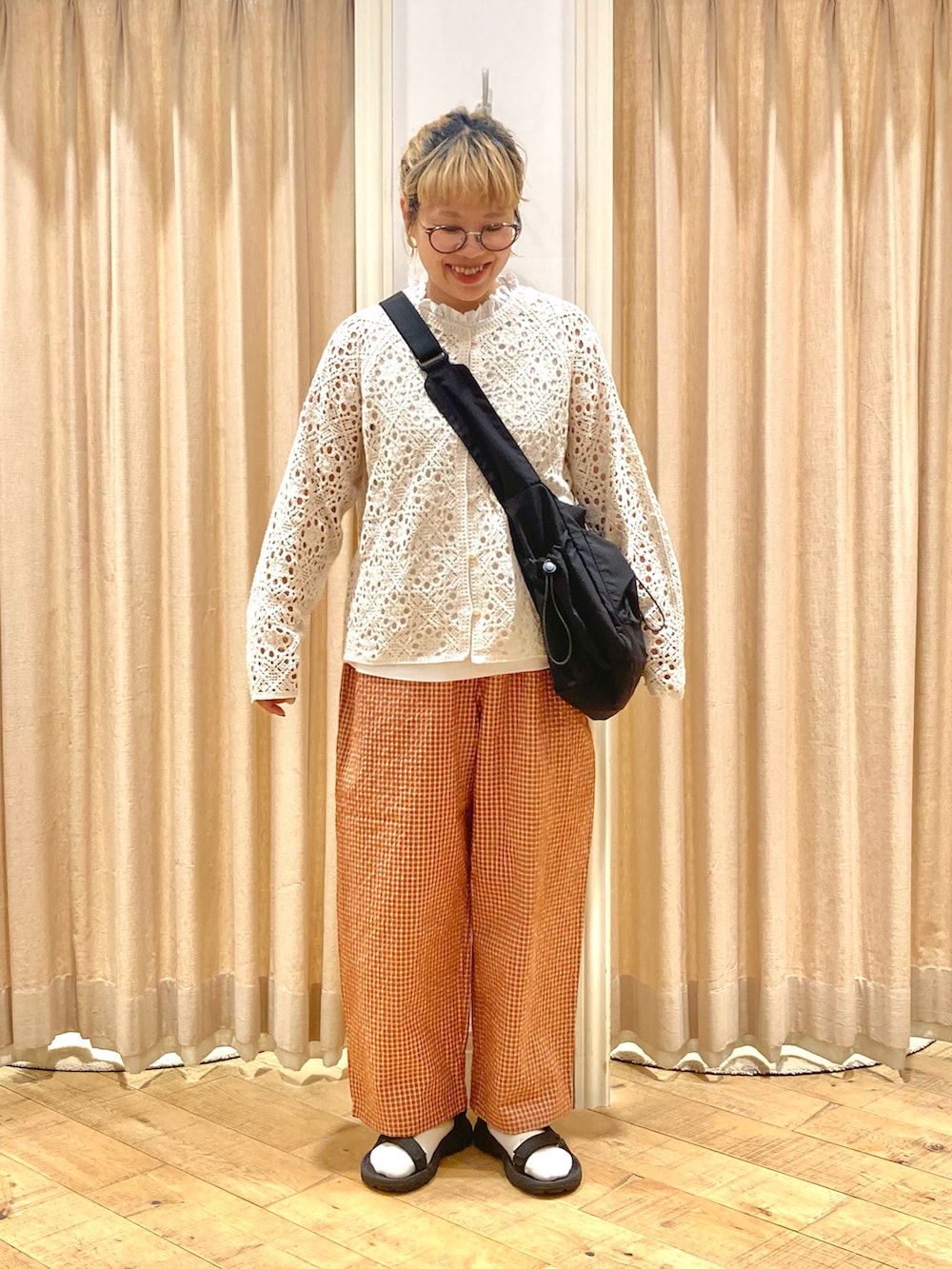 ホワイト系のカーディガン/ボレロ、ホワイト系のTシャツ/カットソー、オレンジ系のその他パンツを着用したレディースの秋コーディネートの3枚目の写真