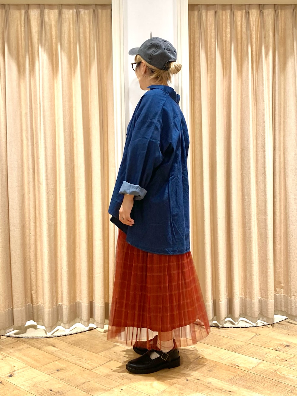 「Samansa Mos2、デニムシャツ、転写プリント、プリントT、チュールスカート、キャップ」｜「Samansa Mos2の【UV CUT】柄アソートシャツ（シャツ/ブラウス、ブルー系）」を使った、muttyさん（レディース・152cm）の秋コーディネートの2枚目の写真