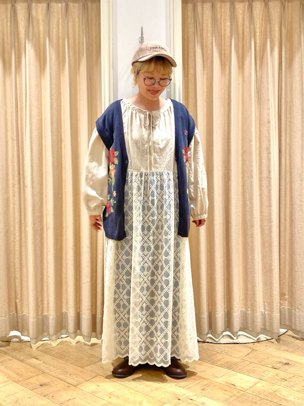 「Samansa Mos2、レースワンピース、ニットベスト、花刺繍」｜「Samansa Mos2の花柄刺繍ニットベスト（ベスト、ブルー系）」を使った、muttyさん（レディース・152cm）の秋コーディネートの3枚目の写真