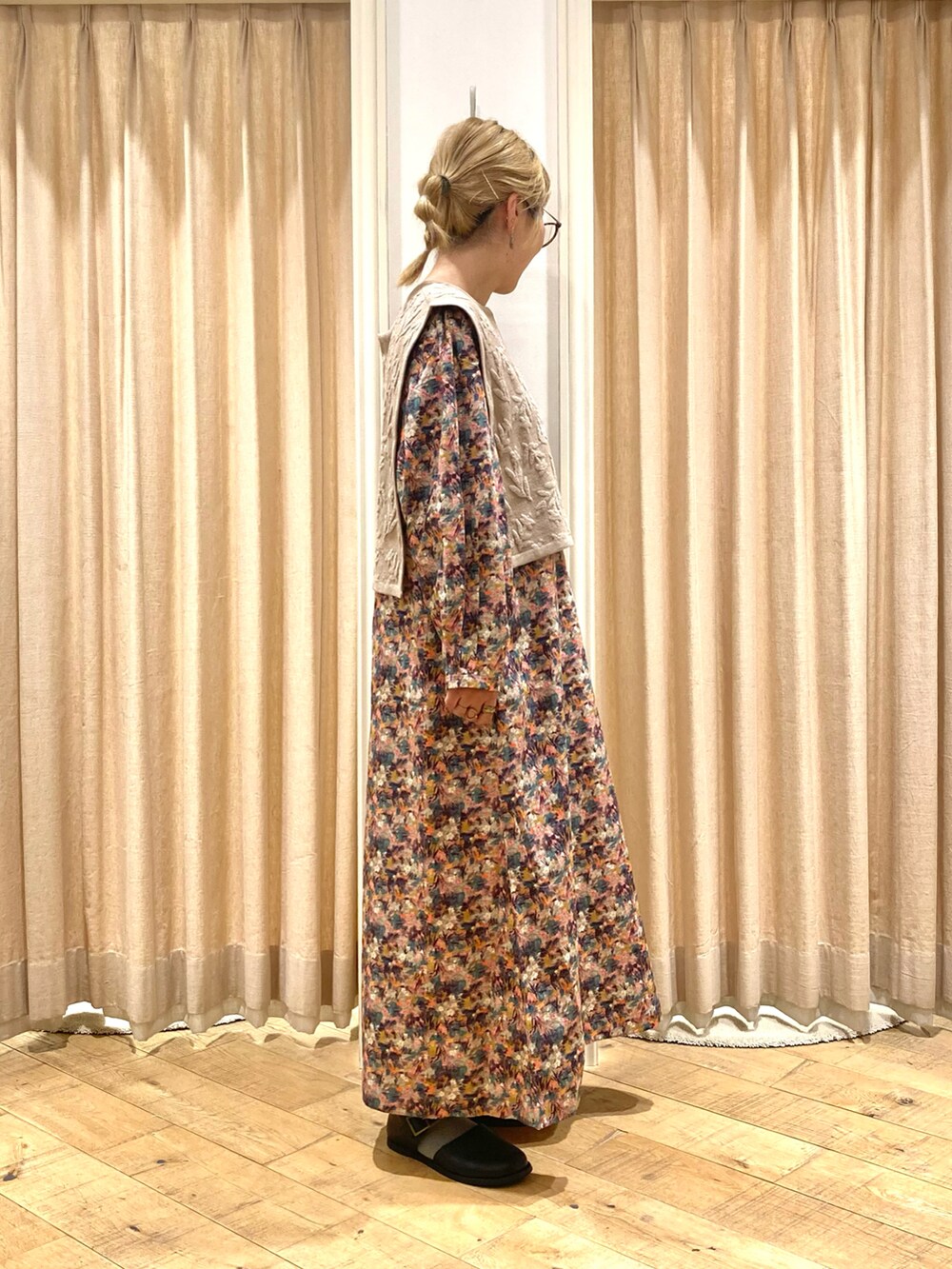 ピンク系のワンピース、ベージュ系のベスト、ブラック系のドレスシューズを着用したレディースの夏コーディネートの5枚目の写真