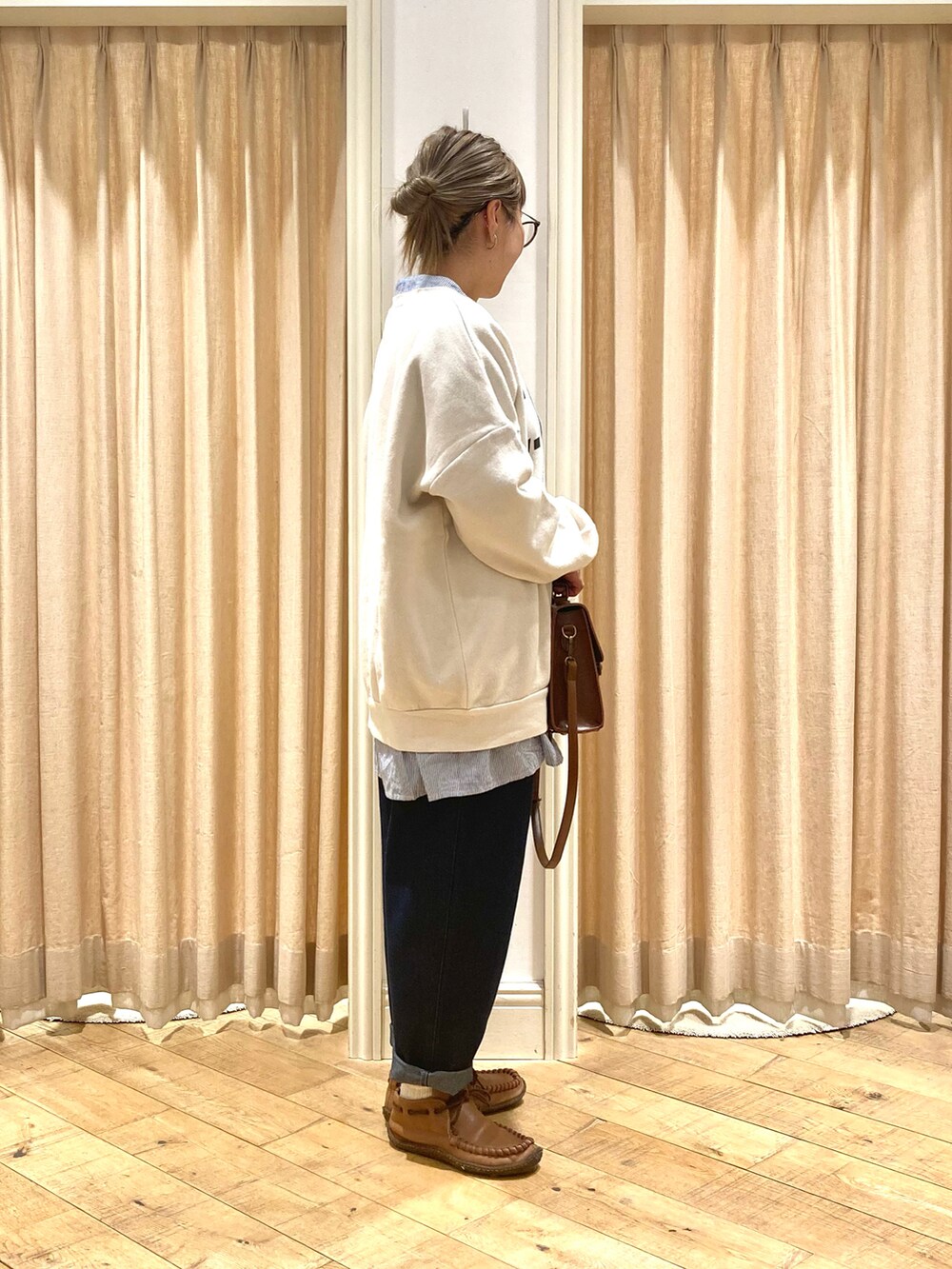 「Samansa Mos2、ロゴスウェット、ストライプシャツ、デニムパンツ、サッチェルバッグ」｜「Samansa Mos2のアイテム（シャツ/ブラウス、ブルー系）」を使った、muttyさん（レディース・152cm）の冬コーディネートの5枚目の写真
