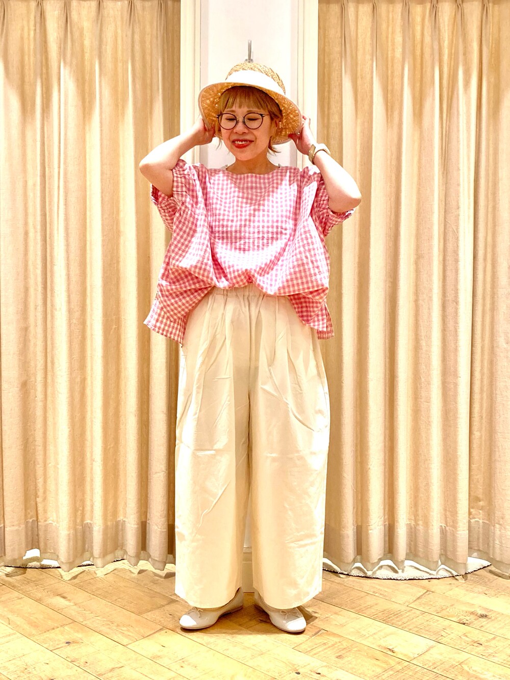 ピンク系のシャツ/ブラウス、ホワイト系のその他パンツ、ホワイト系のタンクトップを着用したレディースの夏コーディネートの2枚目の写真