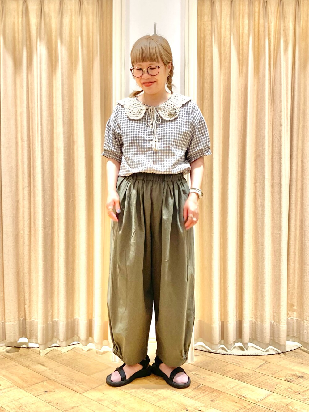 ブラック系のシャツ/ブラウス、グリーン系のその他パンツを着用したレディースの夏コーディネートの2枚目の写真
