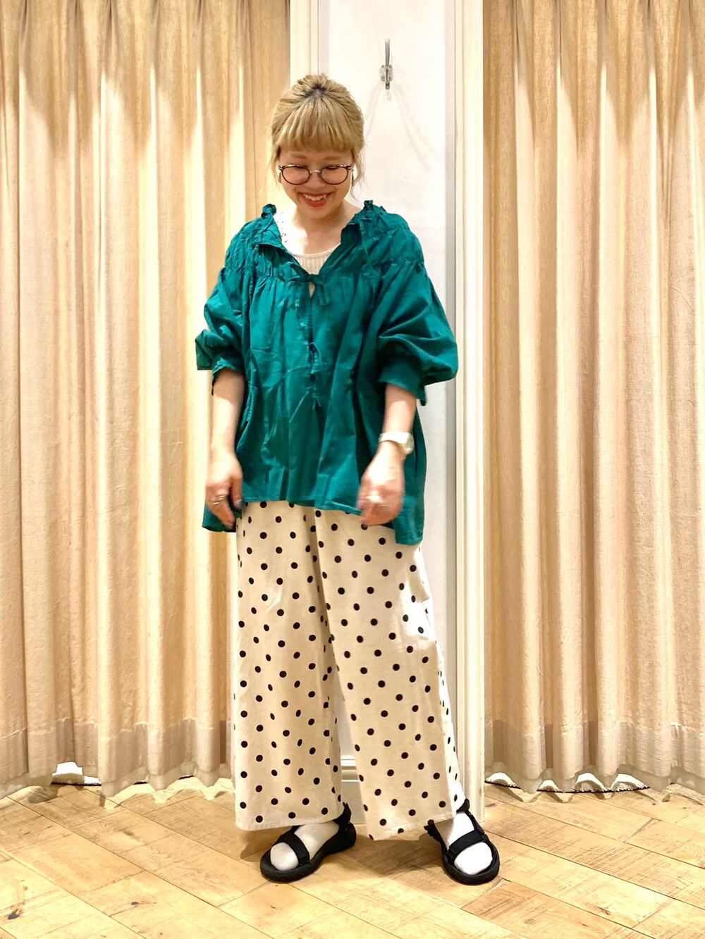 グリーン系のシャツ/ブラウス、ベージュ系のその他パンツ、ホワイト系のタンクトップを着用したレディースの夏コーディネートの2枚目の写真