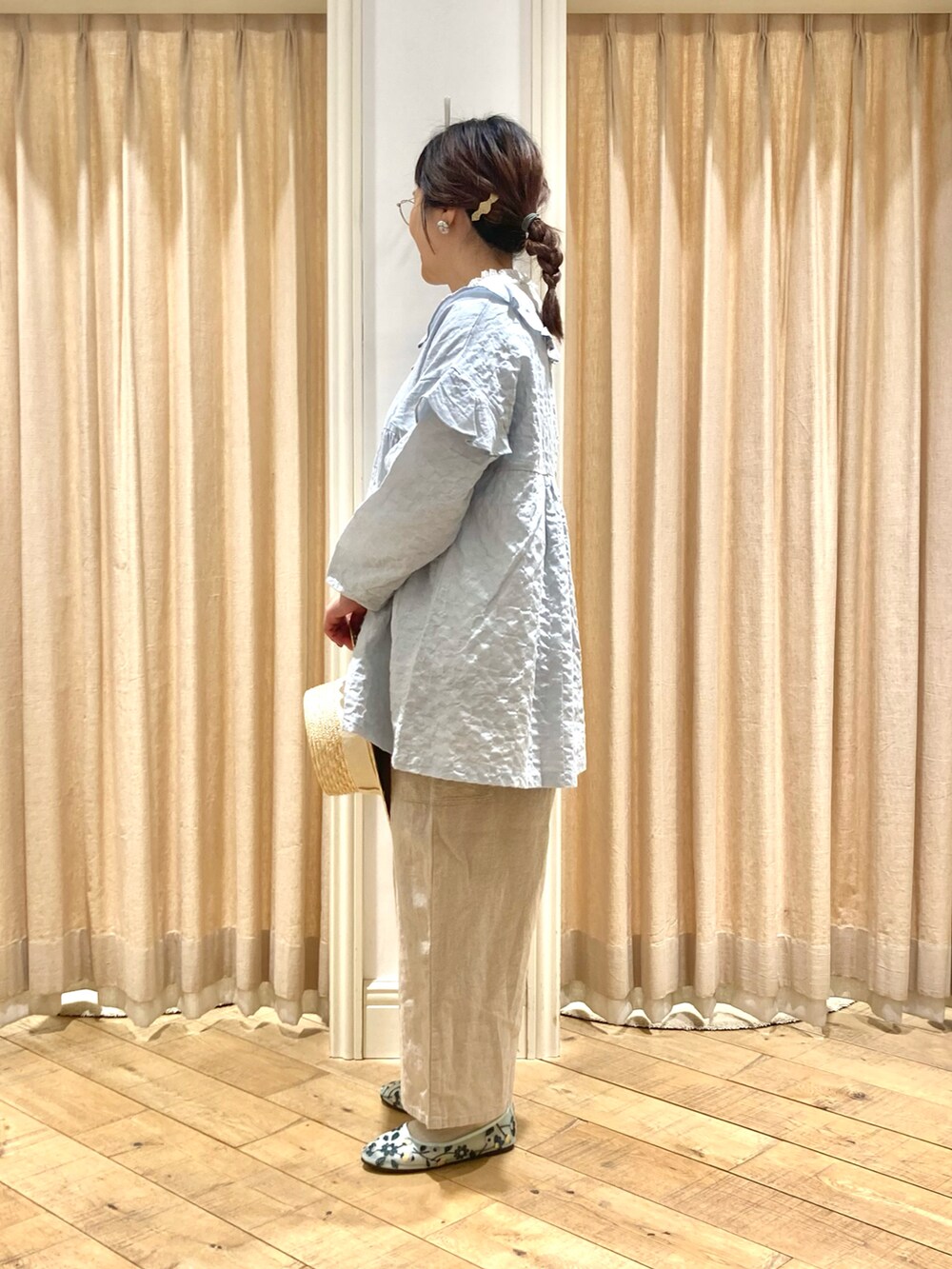 グリーン系のシャツ/ブラウス、ホワイト系のTシャツ/カットソー、ベージュ系のその他パンツを着用したレディースの春コーディネートの3枚目の写真