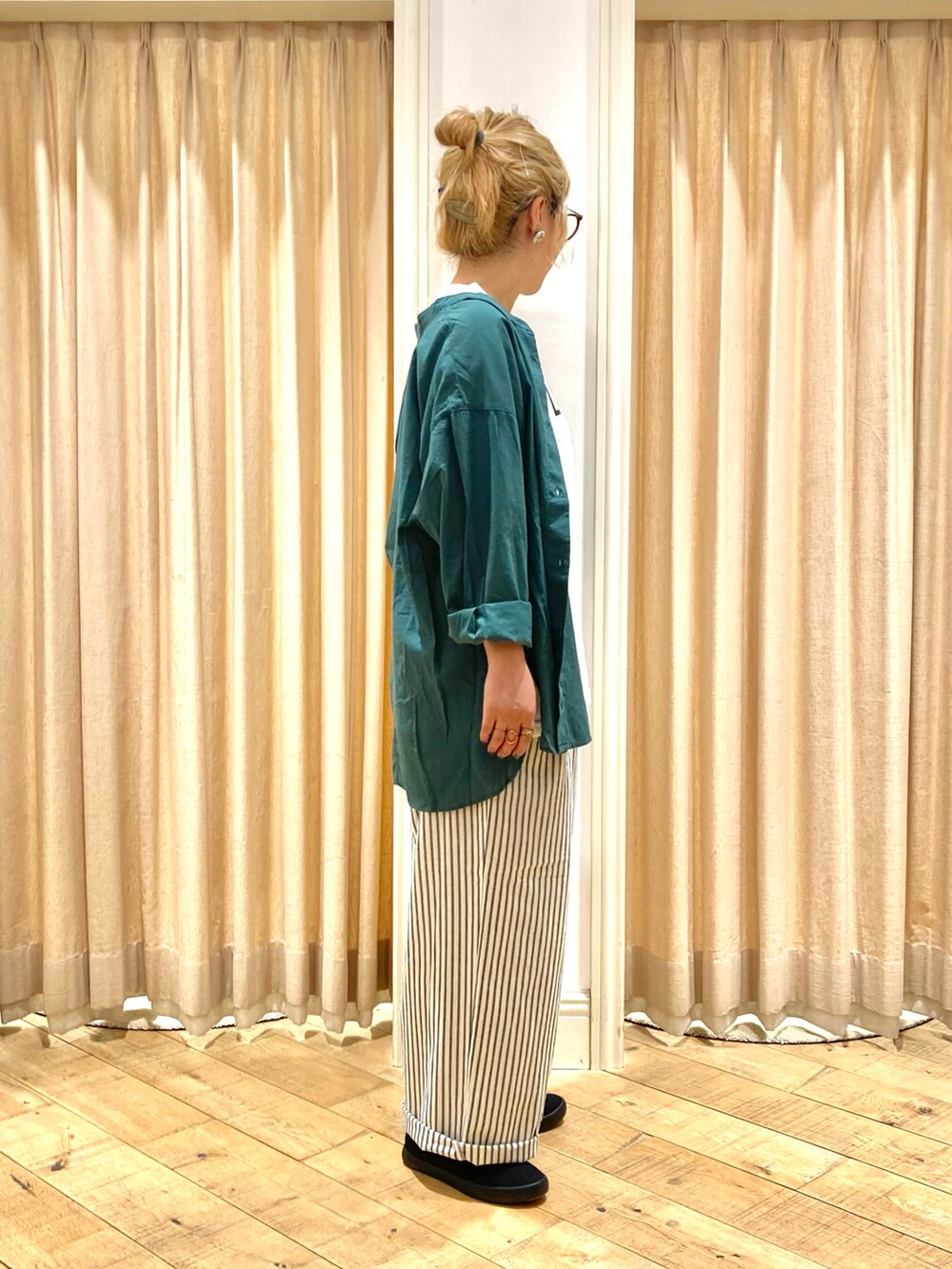 グリーン系のシャツ/ブラウス、ホワイト系のTシャツ/カットソー、ホワイト系のその他パンツを着用したレディースの夏コーディネートの5枚目の写真