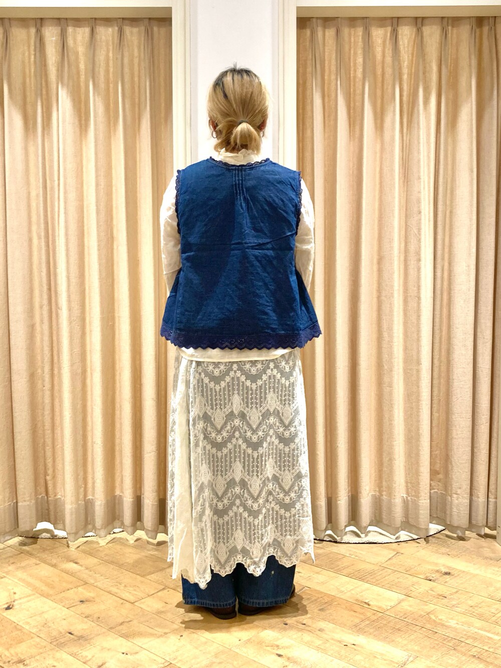 「Samansa Mos2、レースブラウス、レーススカート、ベスト、かごバッグ」｜「Samansa Mos2のフリルスタンドカラーレースブラウス（シャツ/ブラウス、ホワイト系）」を使った、muttyさん（レディース・152cm）の秋コーディネートの4枚目の写真