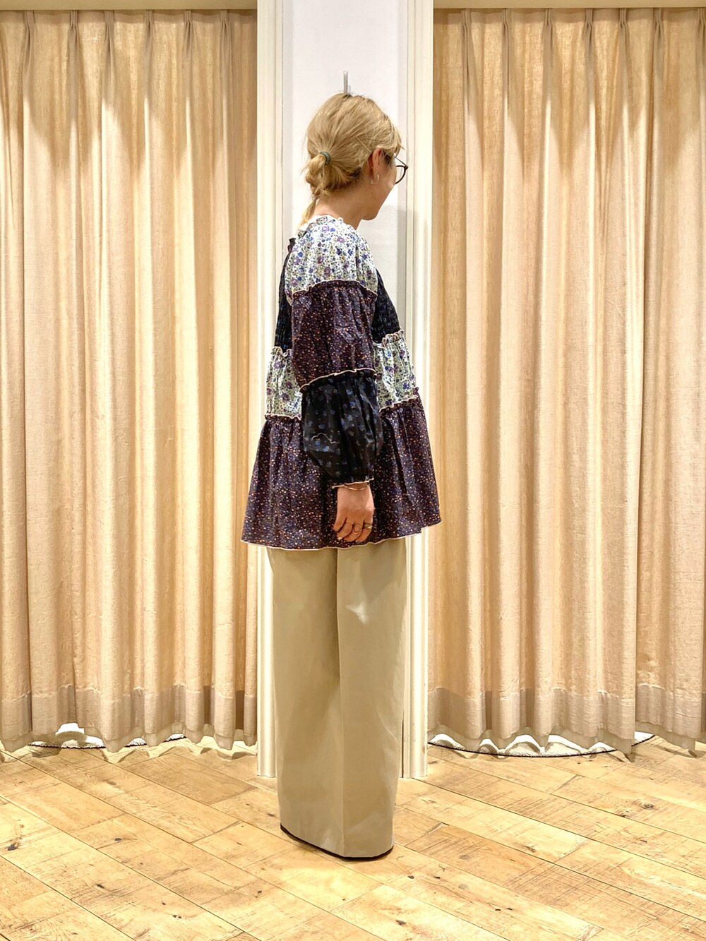 ブラック系のシャツ/ブラウス、ベージュ系のパンツ、ブラウン系のドレスシューズを着用したレディースの秋コーディネートの5枚目の写真