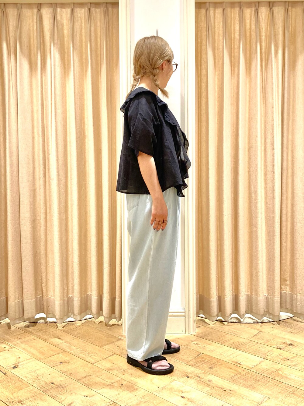 ホワイト系のTシャツ/カットソー、ブラック系のシャツ/ブラウス、ブルー系のその他パンツを着用したレディースの夏コーディネートの4枚目の写真