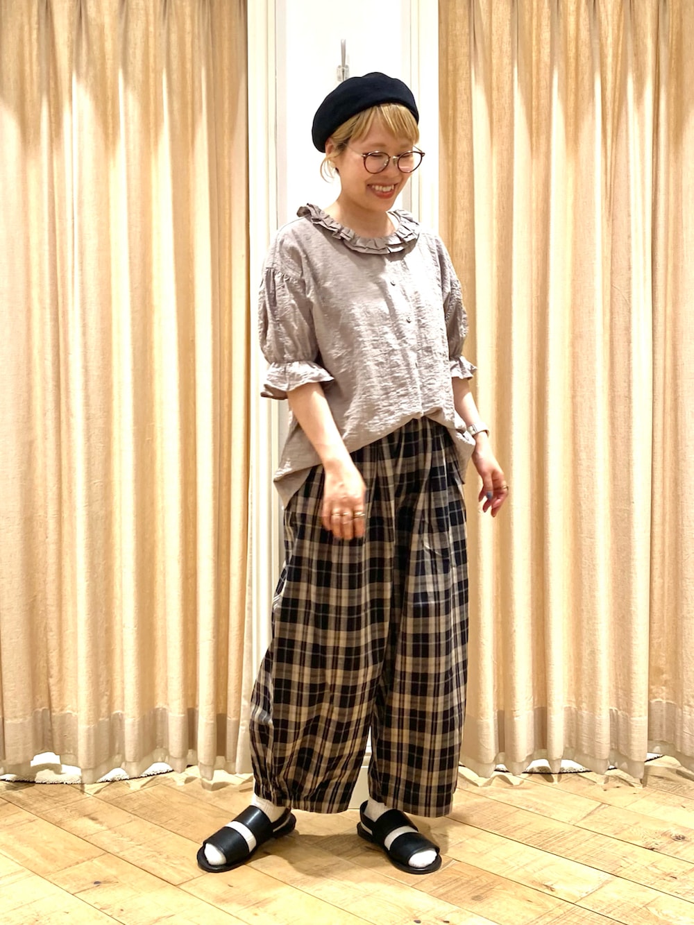 「Samansa Mos2、サマンサ モスモス(Samansa Mos2)、バルーンパンツ、フリルネック、フリルブラウス、ナチュラルガーリー、ベレー帽」｜「Samansa Mos2のフリル2枚重ね襟ブラウス（シャツ/ブラウス、ベージュ系）」を使った、muttyさん（レディース・152cm）の夏コーディネートの2枚目の写真