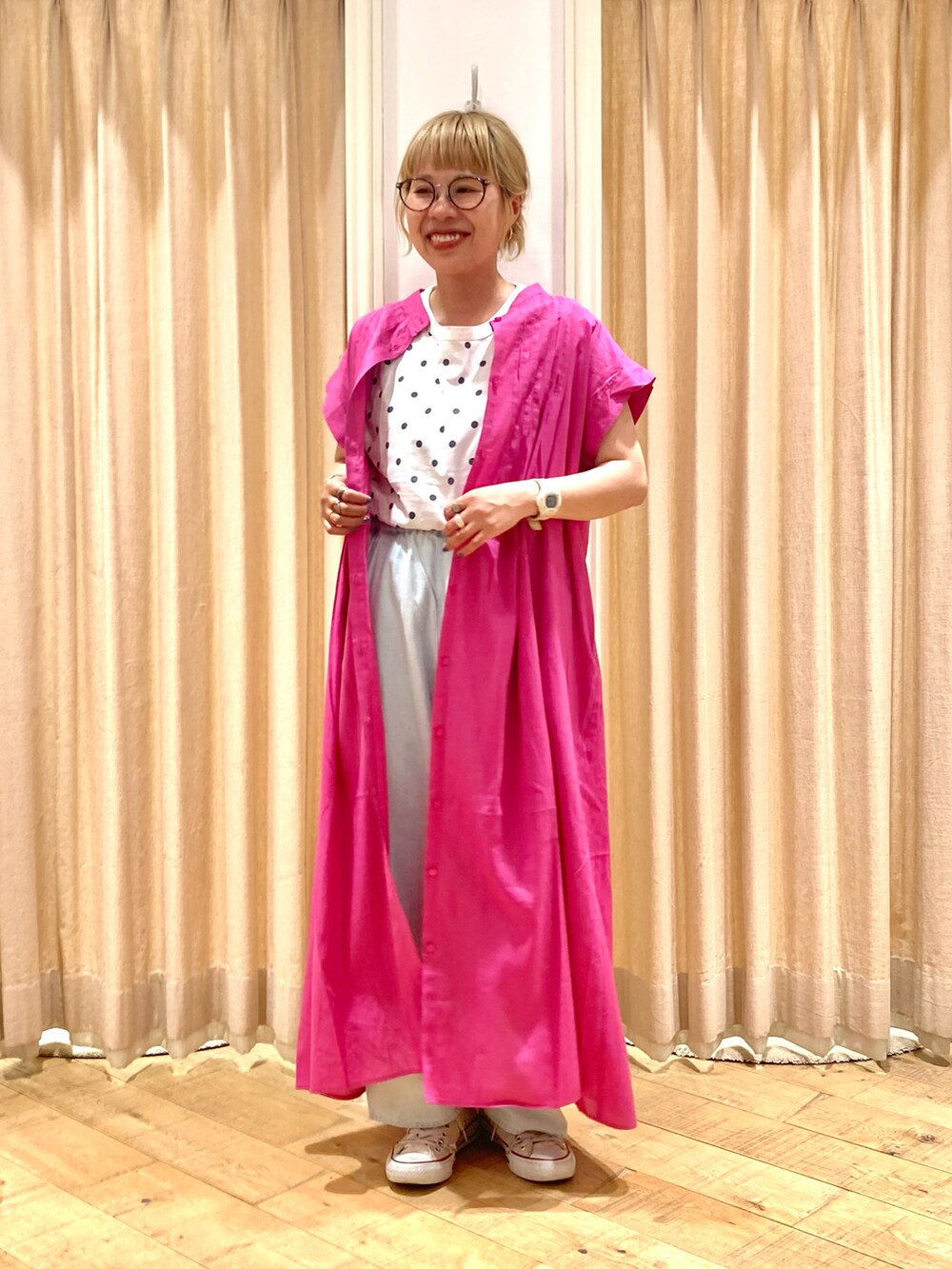 ピンク系のワンピース、ホワイト系のTシャツ/カットソー、ブルー系のその他パンツを着用したレディースの夏コーディネートの2枚目の写真