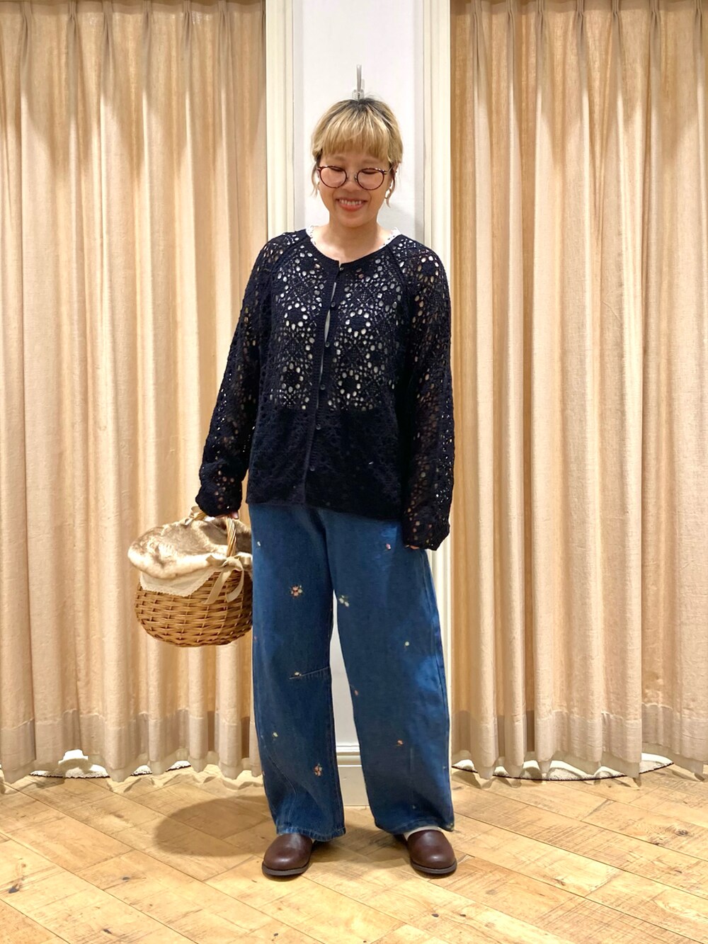 ブラック系のカーディガン/ボレロ、ブルー系のその他パンツ、ベージュ系のバッグを着用したレディースの秋コーディネートの2枚目の写真