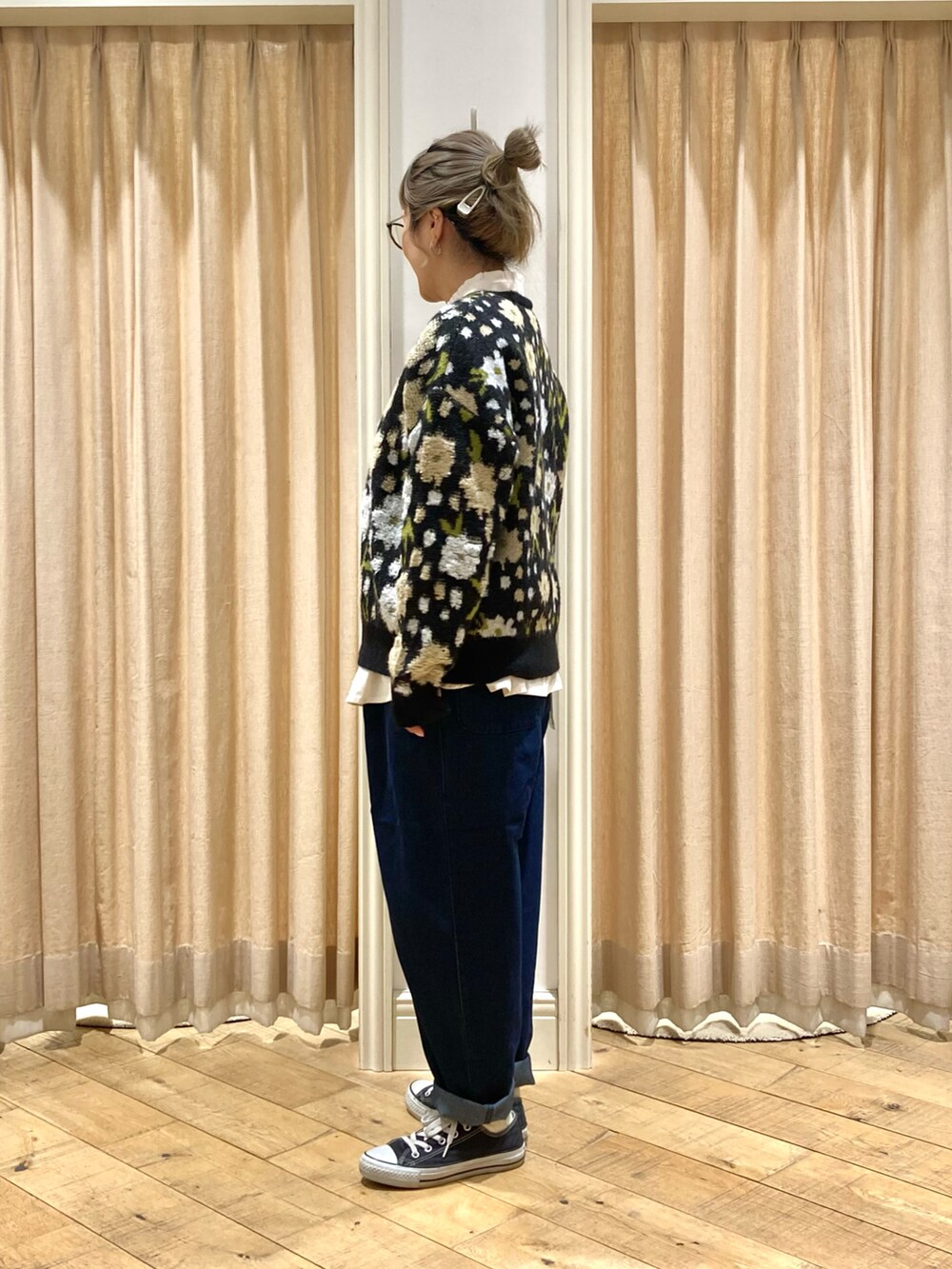 ブラック系のカーディガン/ボレロ、ブルー系のデニムパンツを着用したレディースの冬コーディネートの2枚目の写真