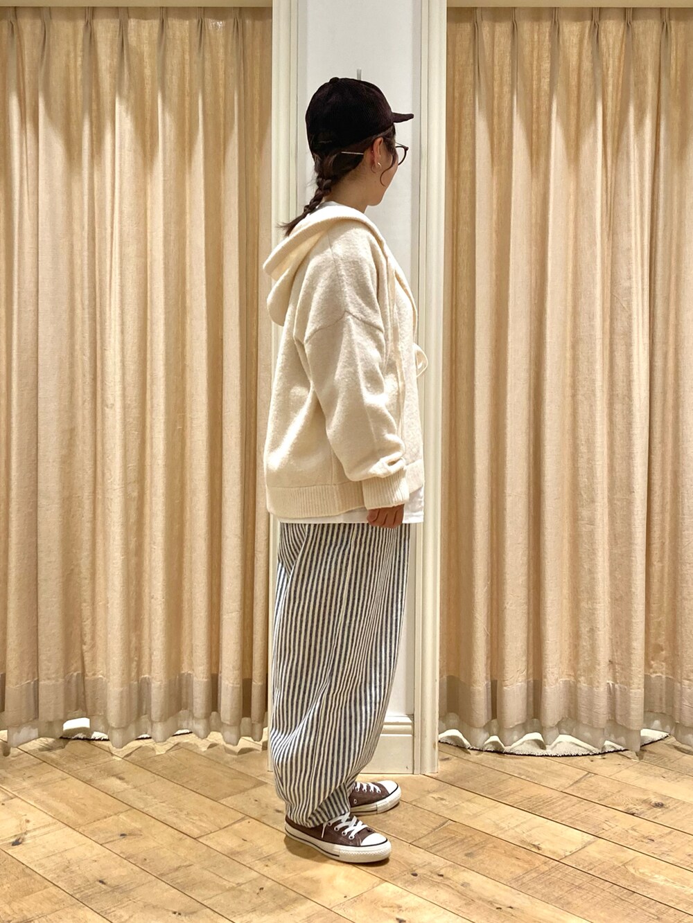 「Samansa Mos2、ニットパーカー、ストライプパンツ、ロゴT」｜「Samansa Mos2の【M/Lサイズ】ツイル裾ダーツパンツ（その他パンツ、ブルー系）」を使った、muttyさん（レディース・152cm）の冬コーディネートの4枚目の写真