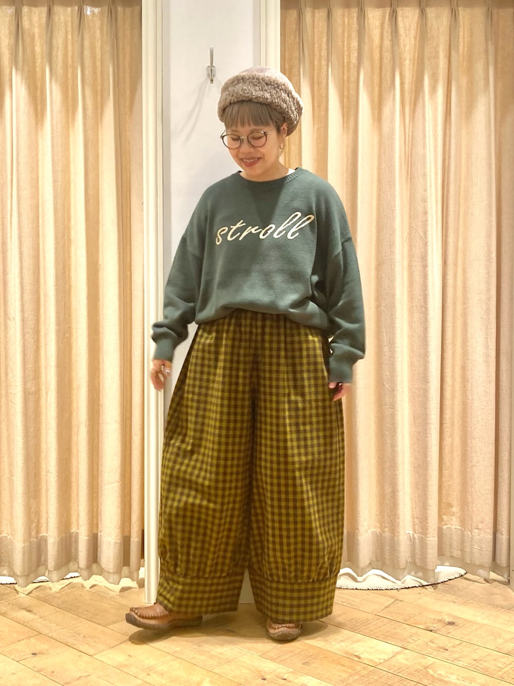 「Samansa Mos2、ロゴニット、ワイドパンツ、ギンガムチェック」｜「Samansa Mos2のロゴ刺繍ニット（ニット/セーター、グリーン系）」を使った、muttyさん（レディース・152cm）の冬コーディネートの2枚目の写真