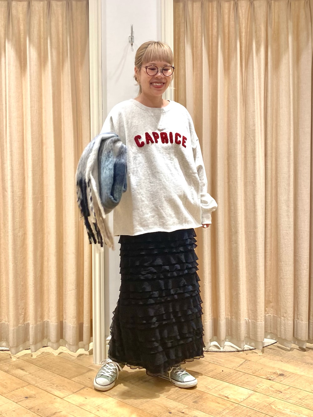 「Samansa Mos2、ロゴスウェット、ナロースカート、ストール」｜「Samansa Mos2の【保湿加工】裏毛サガラ刺繍スウェット（Tシャツ/カットソー、グレー系）」を使った、muttyさん（レディース・152cm）の秋コーディネートの3枚目の写真