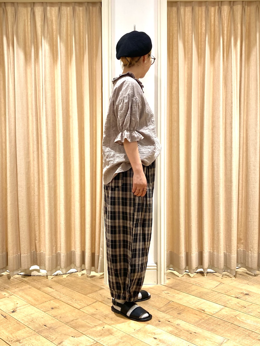「Samansa Mos2、サマンサ モスモス(Samansa Mos2)、バルーンパンツ、フリルネック、フリルブラウス、ナチュラルガーリー、ベレー帽」｜「Samansa Mos2のフリル2枚重ね襟ブラウス（シャツ/ブラウス、ベージュ系）」を使った、muttyさん（レディース・152cm）の夏コーディネートの5枚目の写真