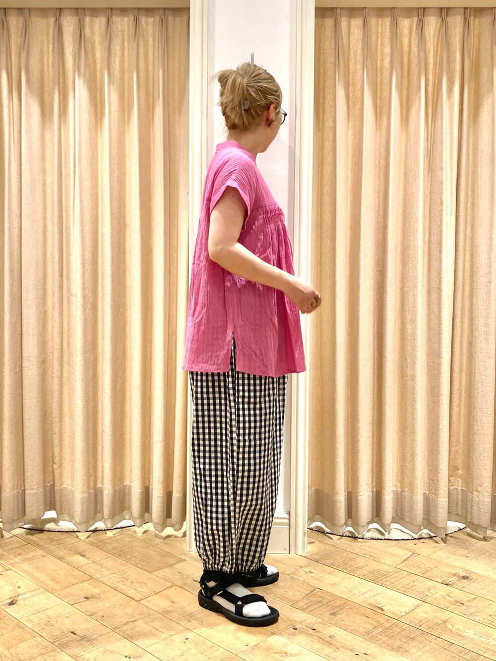 ピンク系のシャツ/ブラウス、ブラック系のその他パンツを着用したレディースの夏コーディネートの5枚目の写真