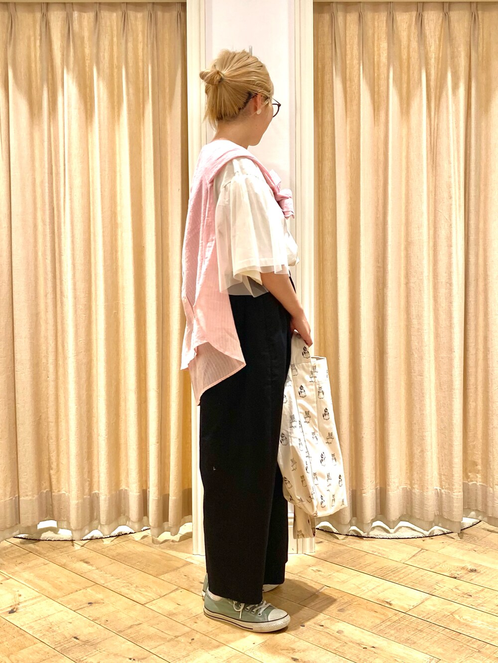 ホワイト系のTシャツ/カットソー、ピンク系のシャツ/ブラウス、ブラック系のその他パンツを着用したレディースの夏コーディネートの5枚目の写真