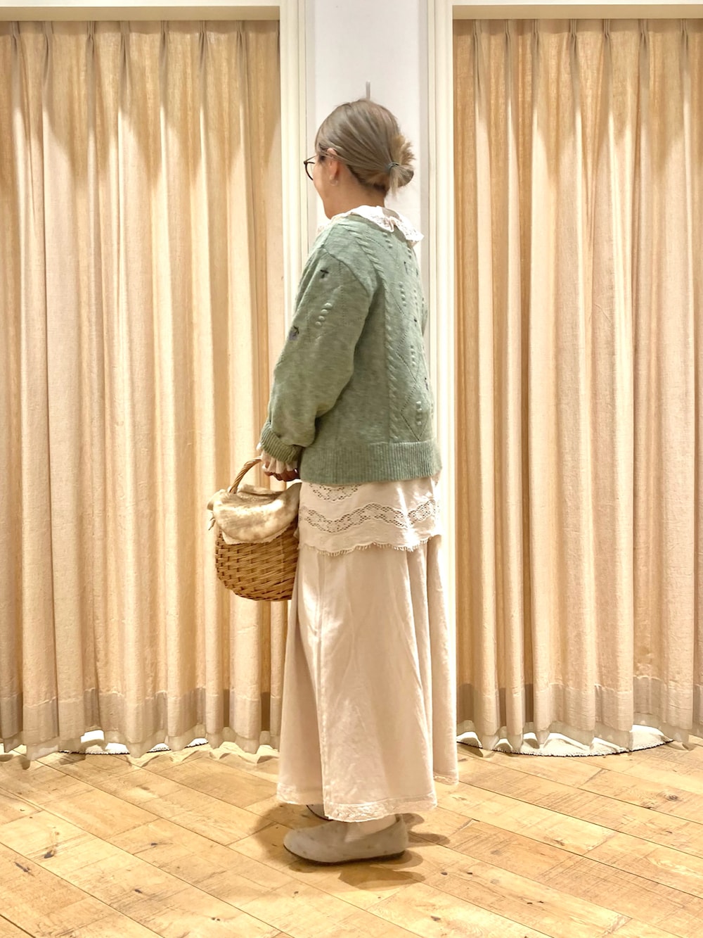 「フリル襟、セットアップ、かごバッグ」｜「Samansa Mos2のアイテム（シャツ/ブラウス、ベージュ系）」を使った、muttyさん（レディース・152cm）の冬コーディネートの3枚目の写真