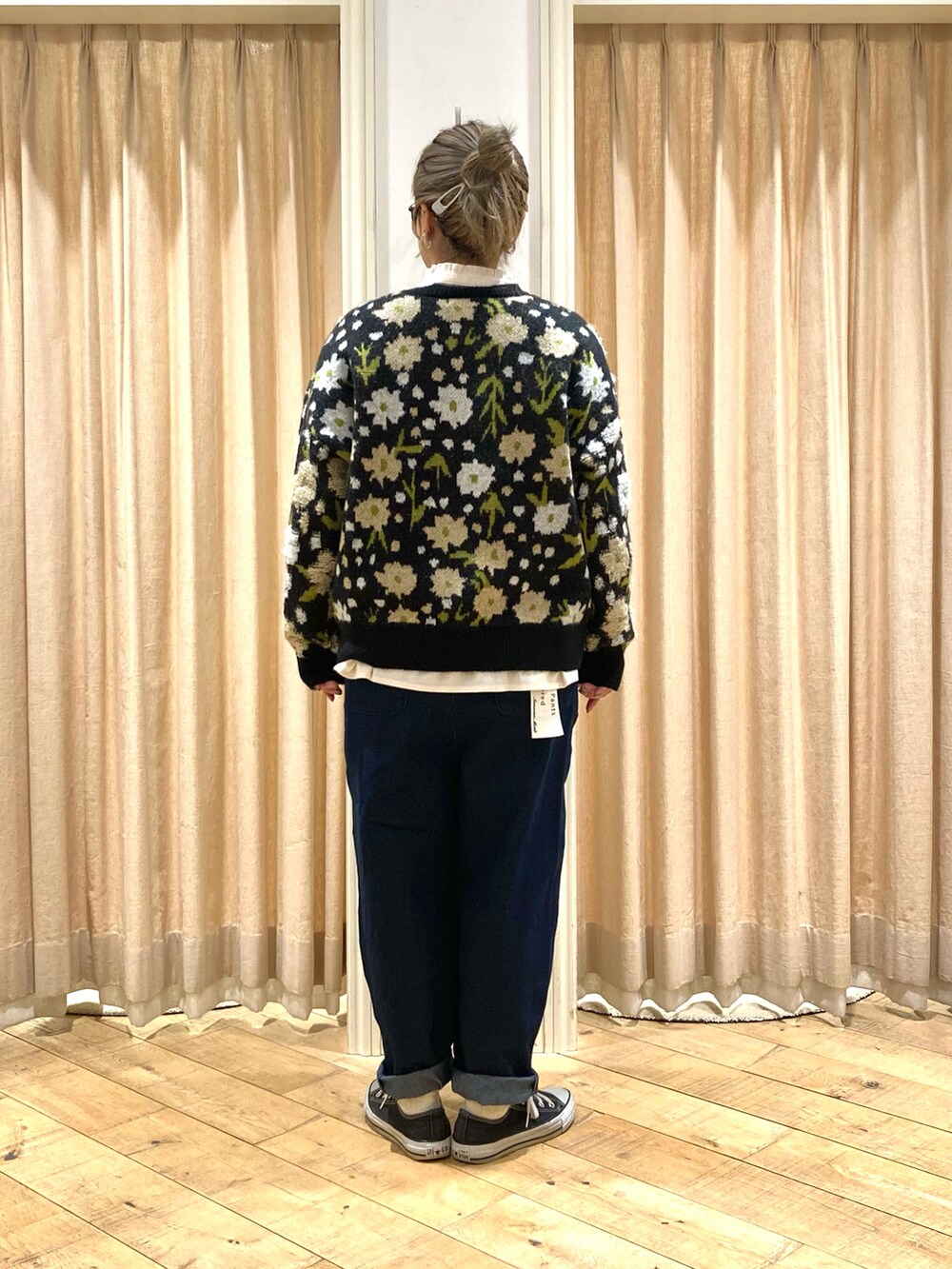 ブラック系のカーディガン/ボレロ、ブルー系のデニムパンツを着用したレディースの冬コーディネートの3枚目の写真