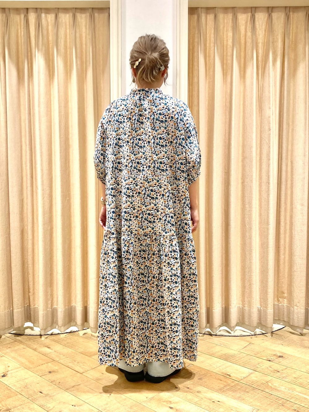 「Samansa Mos2、ティアードワンピース、小花柄、小花柄ワンピース、ナチュラルガーリー、デニムパンツ、夏コーデ、ラクチンコーデ」｜「Samansa Mos2の【接触冷感】柄アソートティアードワンピース（ワンピース、ホワイト系）」を使った、muttyさん（レディース・152cm）の夏コーディネートの4枚目の写真