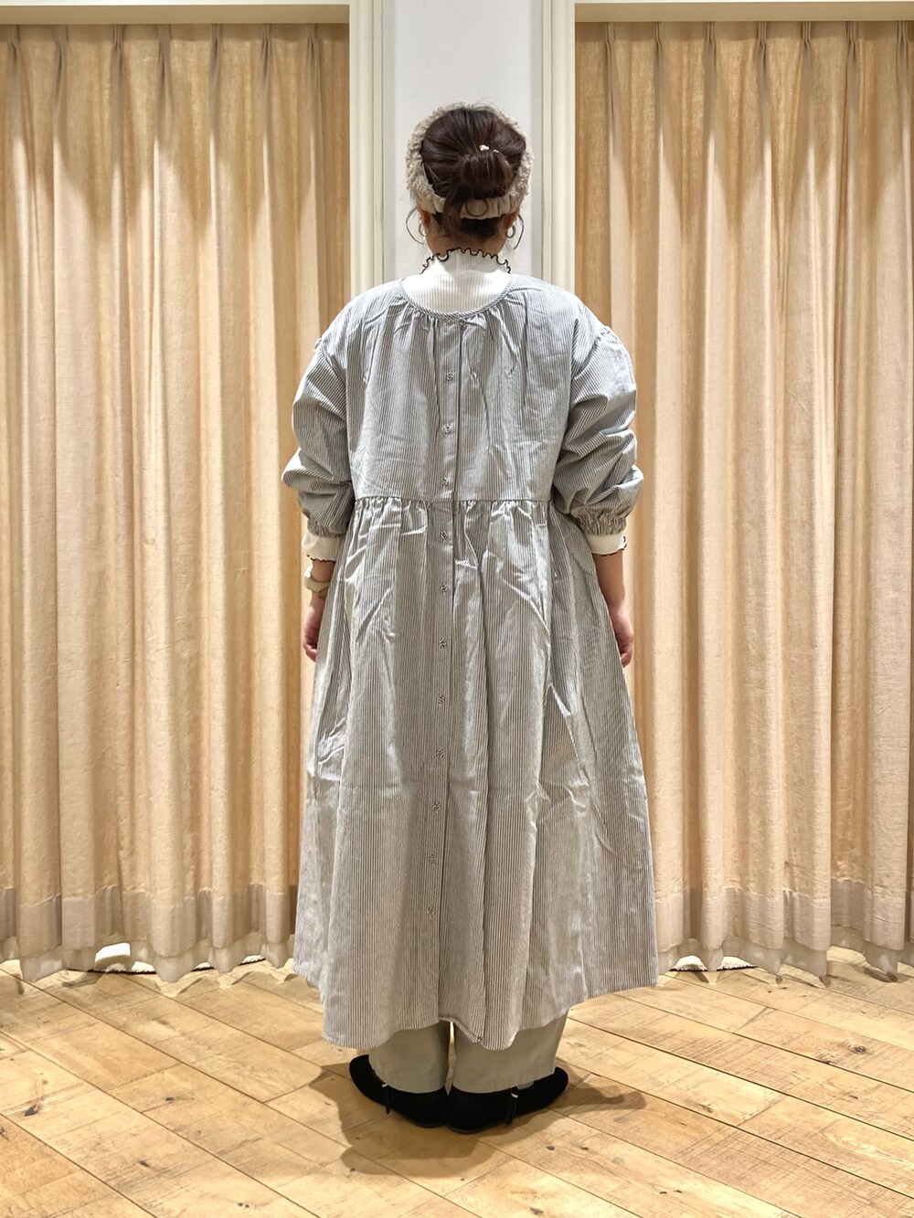 「Samansa Mos2、ワンピース、ストライプ、メロートップス、ツイルパンツ、ナチュラル」｜「Samansa Mos2の配色メローリブハイネックインナー（Tシャツ/カットソー、ホワイト系）」を使った、muttyさん（レディース・152cm）の冬コーディネートの3枚目の写真