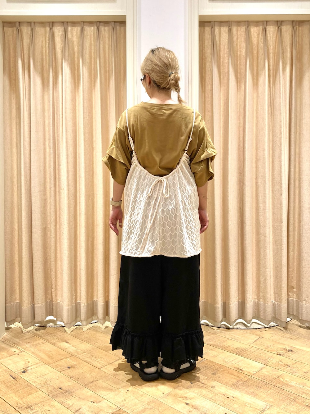 イエロー系のTシャツ/カットソー、ホワイト系のTシャツ/カットソー、ブラック系のその他パンツを着用したレディースの秋コーディネートの3枚目の写真