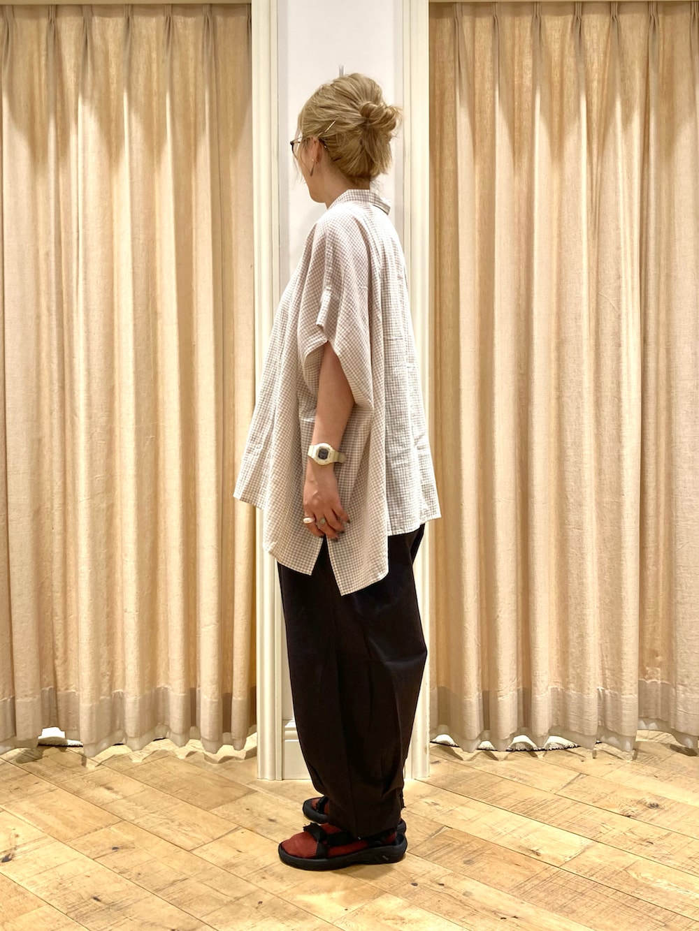 ベージュ系のシャツ/ブラウス、グレー系のその他パンツを着用したレディースの夏コーディネートの3枚目の写真