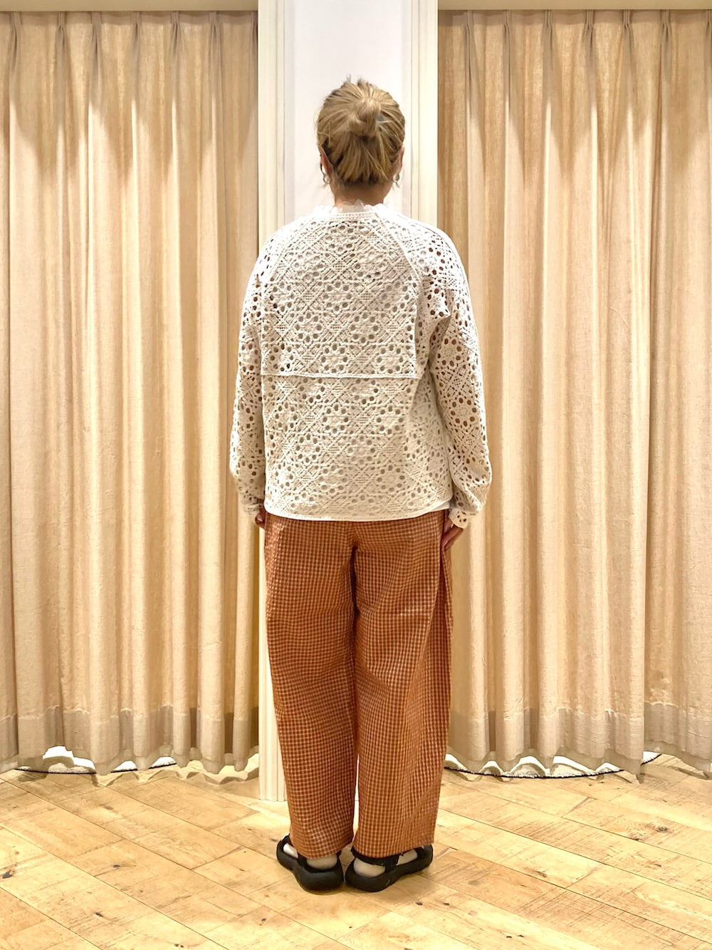 ホワイト系のカーディガン/ボレロ、ホワイト系のTシャツ/カットソー、オレンジ系のその他パンツを着用したレディースの秋コーディネートの5枚目の写真