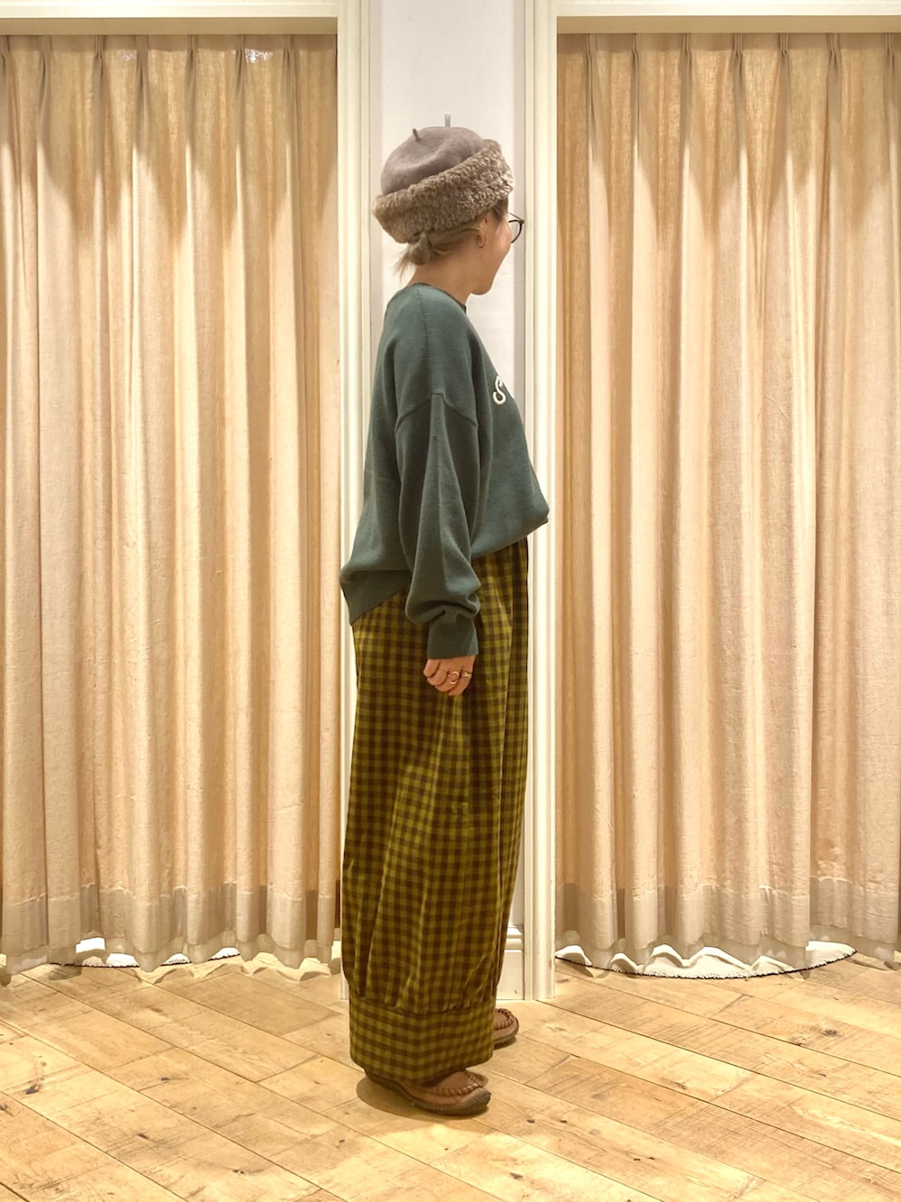 「Samansa Mos2、ロゴニット、ワイドパンツ、ギンガムチェック」｜「Samansa Mos2のロゴ刺繍ニット（ニット/セーター、グリーン系）」を使った、muttyさん（レディース・152cm）の冬コーディネートの5枚目の写真
