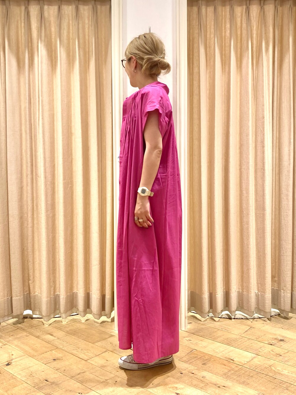 ピンク系のワンピース、ホワイト系のTシャツ/カットソー、ブルー系のその他パンツを着用したレディースの夏コーディネートの3枚目の写真