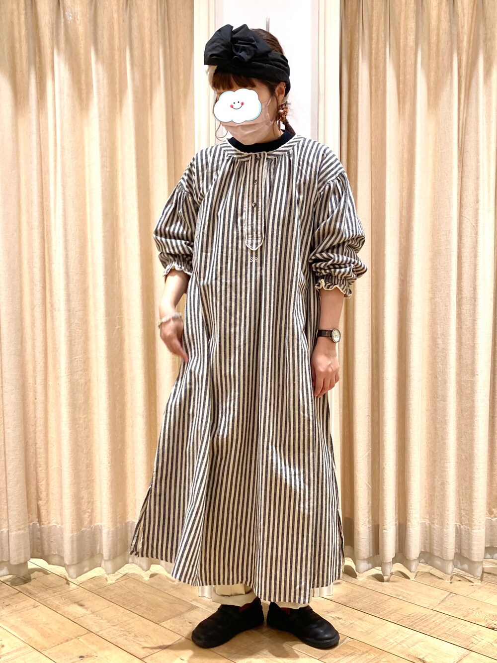 ブラック系のTシャツ/カットソー、グリーン系のその他アウター、グレー系のワンピースを着用したレディースの冬コーディネートの2枚目の写真