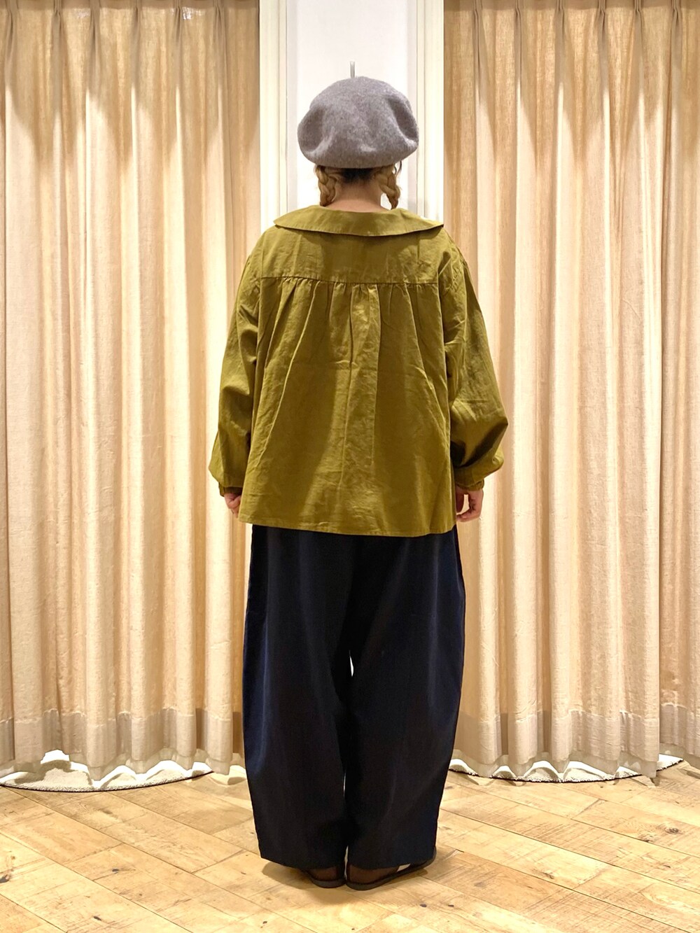 グリーン系のシャツ/ブラウス、ブルー系のその他パンツ、ブラウン系のドレスシューズを着用したレディースの秋コーディネートの4枚目の写真