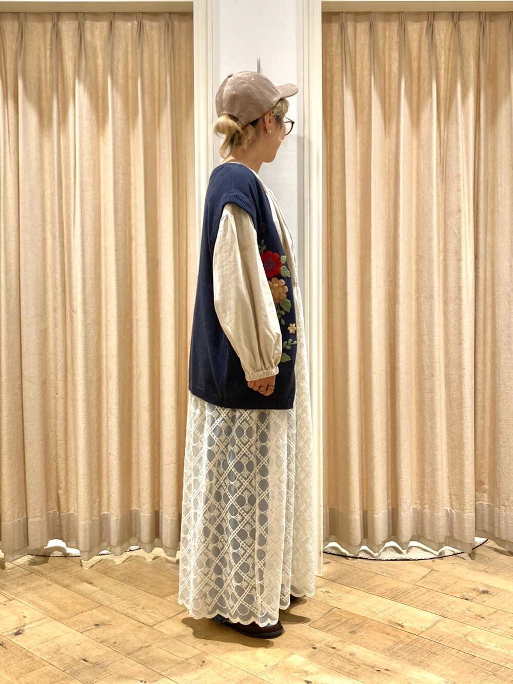 「Samansa Mos2、レースワンピース、ニットベスト、花刺繍」｜「Samansa Mos2の花柄刺繍ニットベスト（ベスト、ブルー系）」を使った、muttyさん（レディース・152cm）の秋コーディネートの5枚目の写真