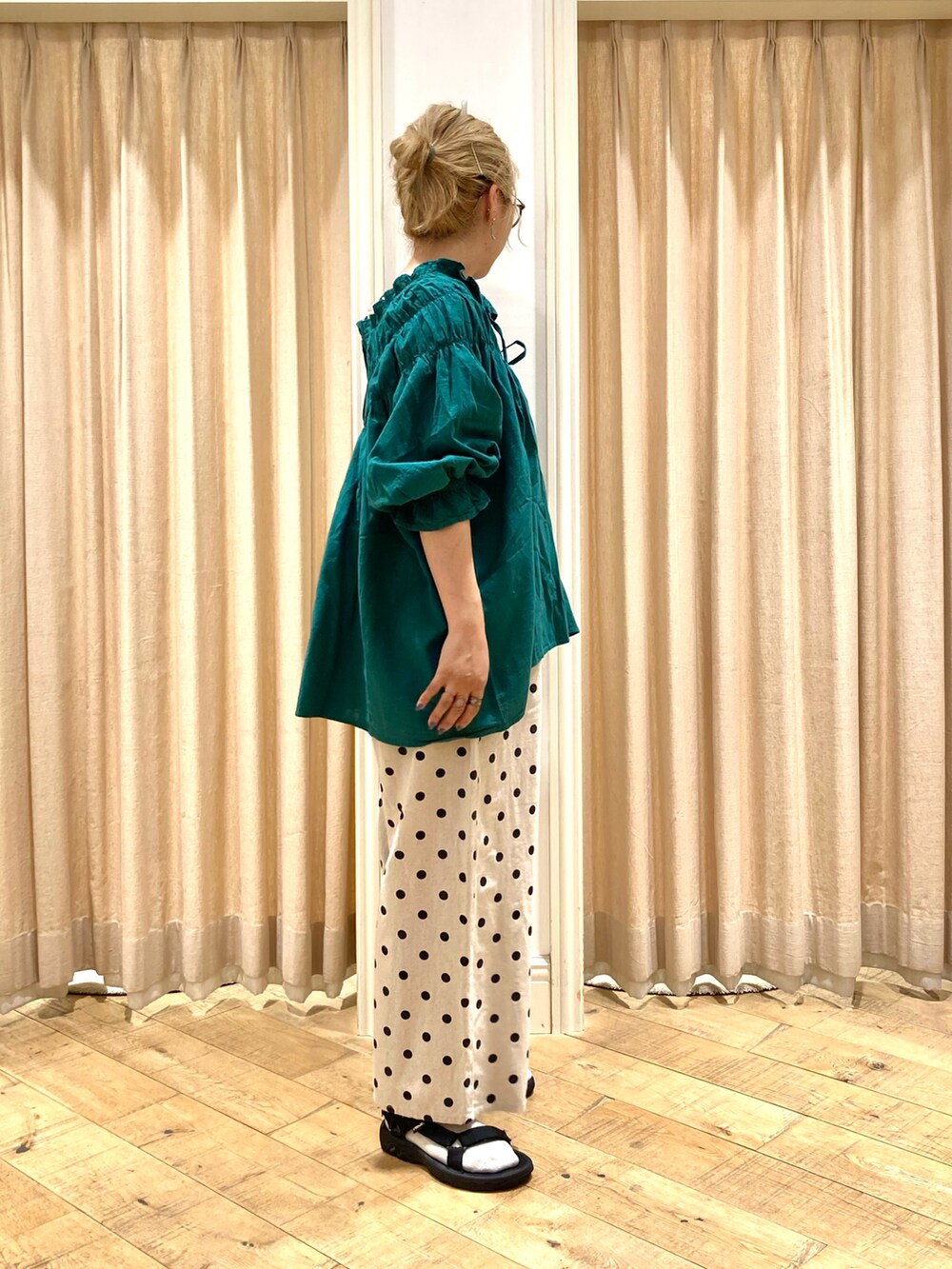 グリーン系のシャツ/ブラウス、ベージュ系のその他パンツ、ホワイト系のタンクトップを着用したレディースの夏コーディネートの5枚目の写真