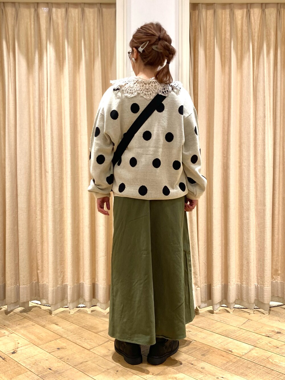 ホワイト系のカーディガン/ボレロ、ベージュ系のシャツ/ブラウス、グリーン系のワンピースを着用したレディースの秋コーディネートの4枚目の写真