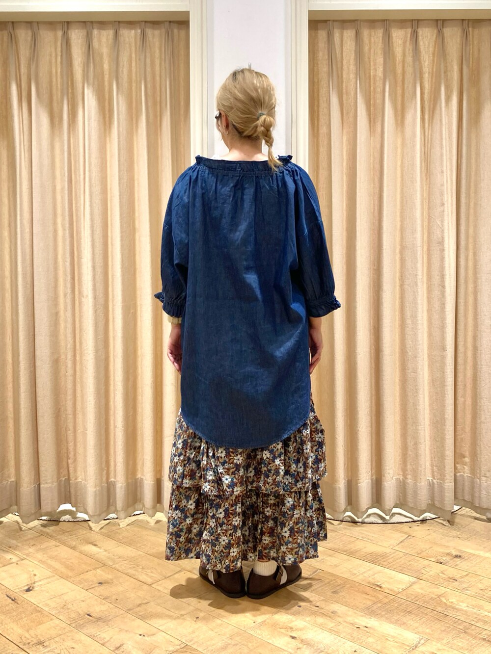 ブルー系のシャツ/ブラウス、ブルー系のスカート、ホワイト系のタンクトップを着用したレディースの夏コーディネートの4枚目の写真