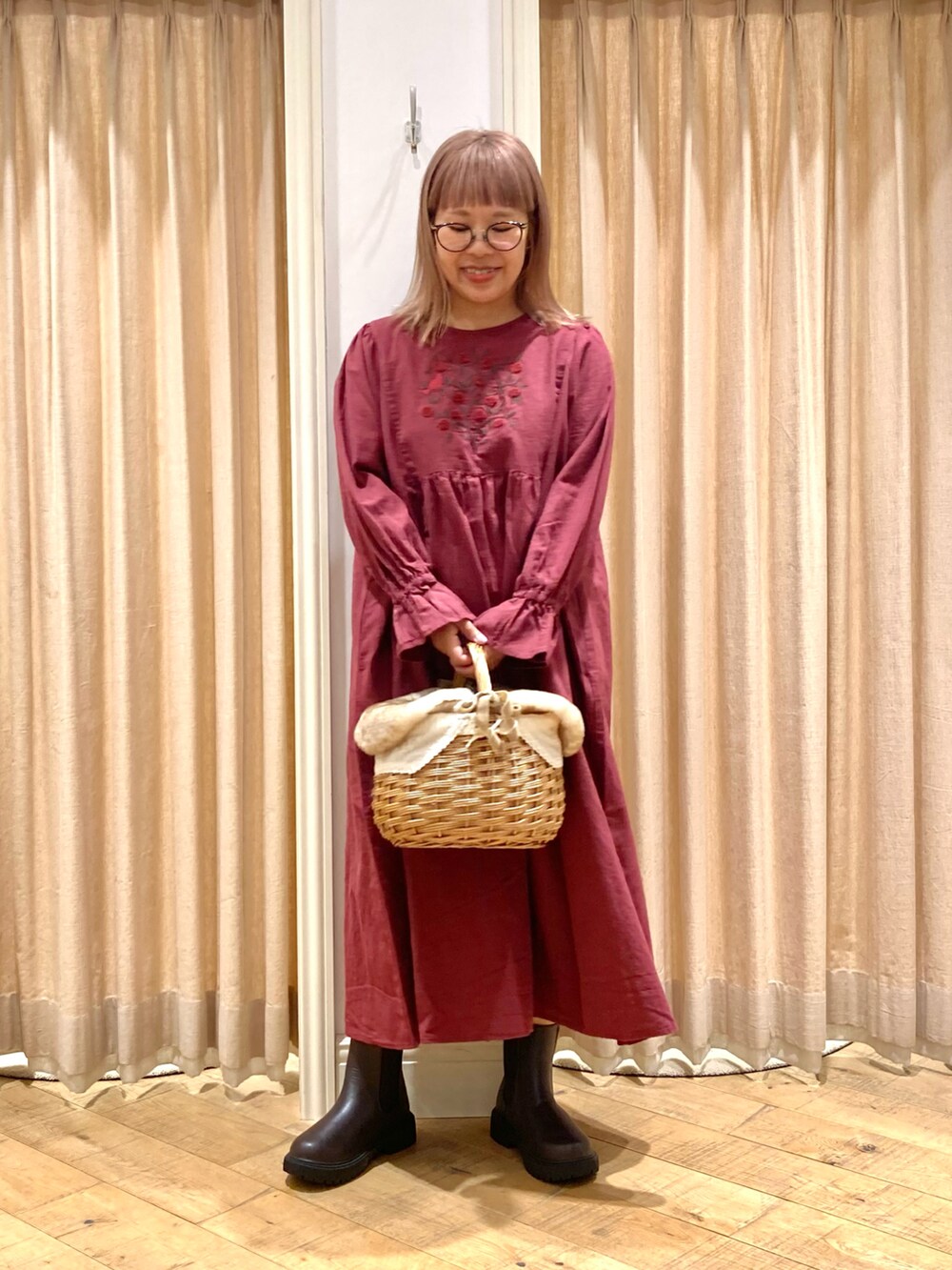 「Samansa Mos2、ワンピース、刺繍ワンピース、マカベアリスコラボ、ボルドー、かごバッグ」｜「Samansa Mos2のサイドゴアブーツ（ブーツ、ブラウン系）」を使った、muttyさん（レディース・152cm）の秋コーディネートの2枚目の写真