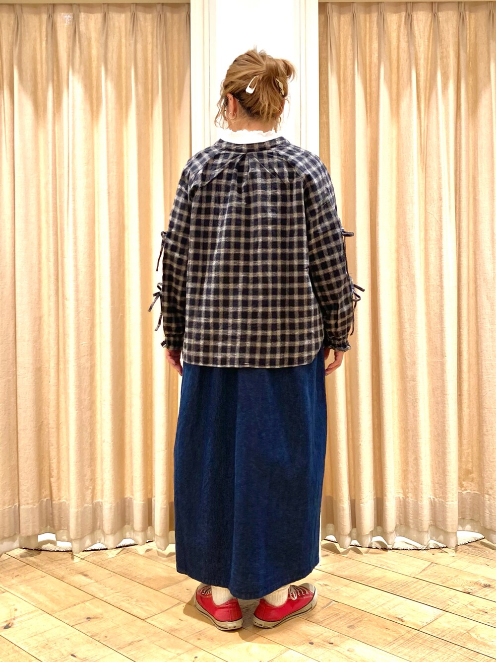 ブラック系のシャツ/ブラウス、ホワイト系のTシャツ/カットソー、ブルー系のワンピースを着用したレディースの春コーディネートの3枚目の写真