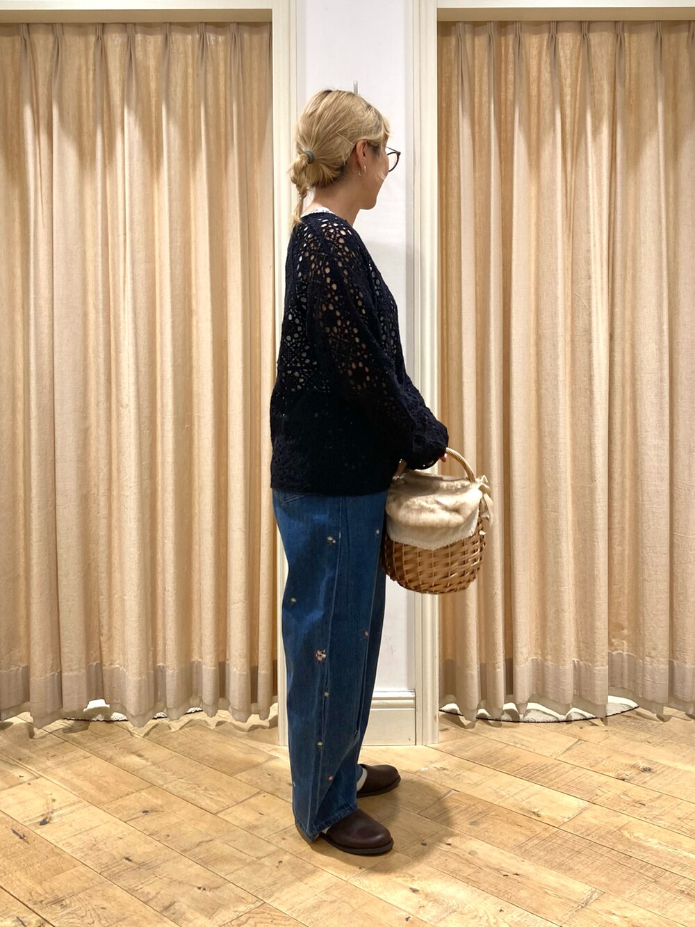 ブラック系のカーディガン/ボレロ、ブルー系のその他パンツ、ベージュ系のバッグを着用したレディースの秋コーディネートの5枚目の写真