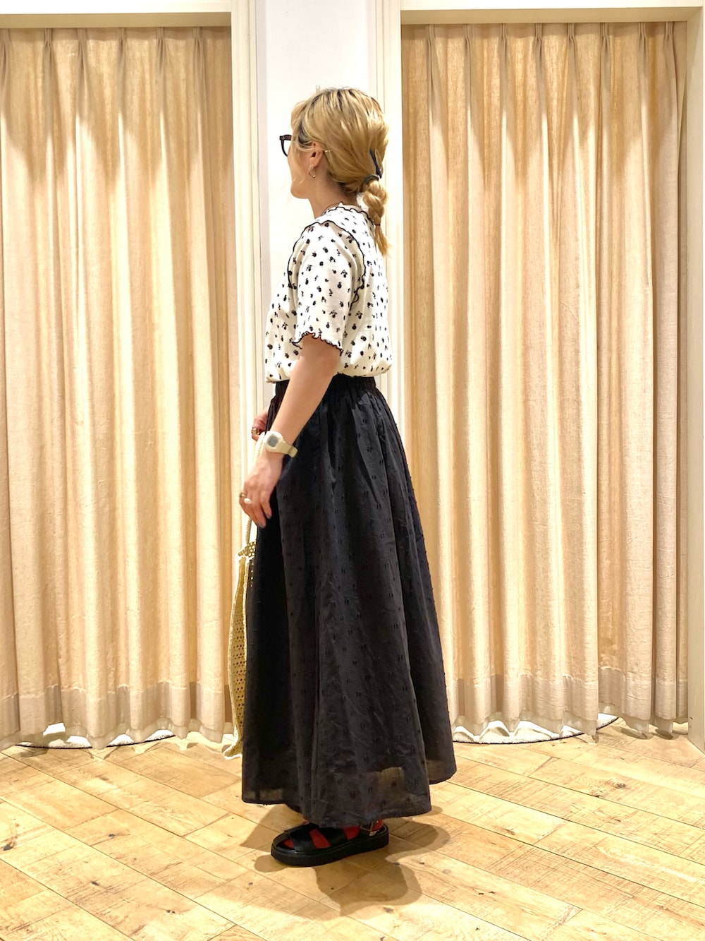 「Samansa Mos2、メロートップス、花柄、花柄トップス、スカート、モノトーンコーデ、グルカサンダル、ナチュラルガーリー」｜「Samansa Mos2のアイテム（トップス、ホワイト系）」を使った、muttyさん（レディース・152cm）の夏コーディネートの3枚目の写真