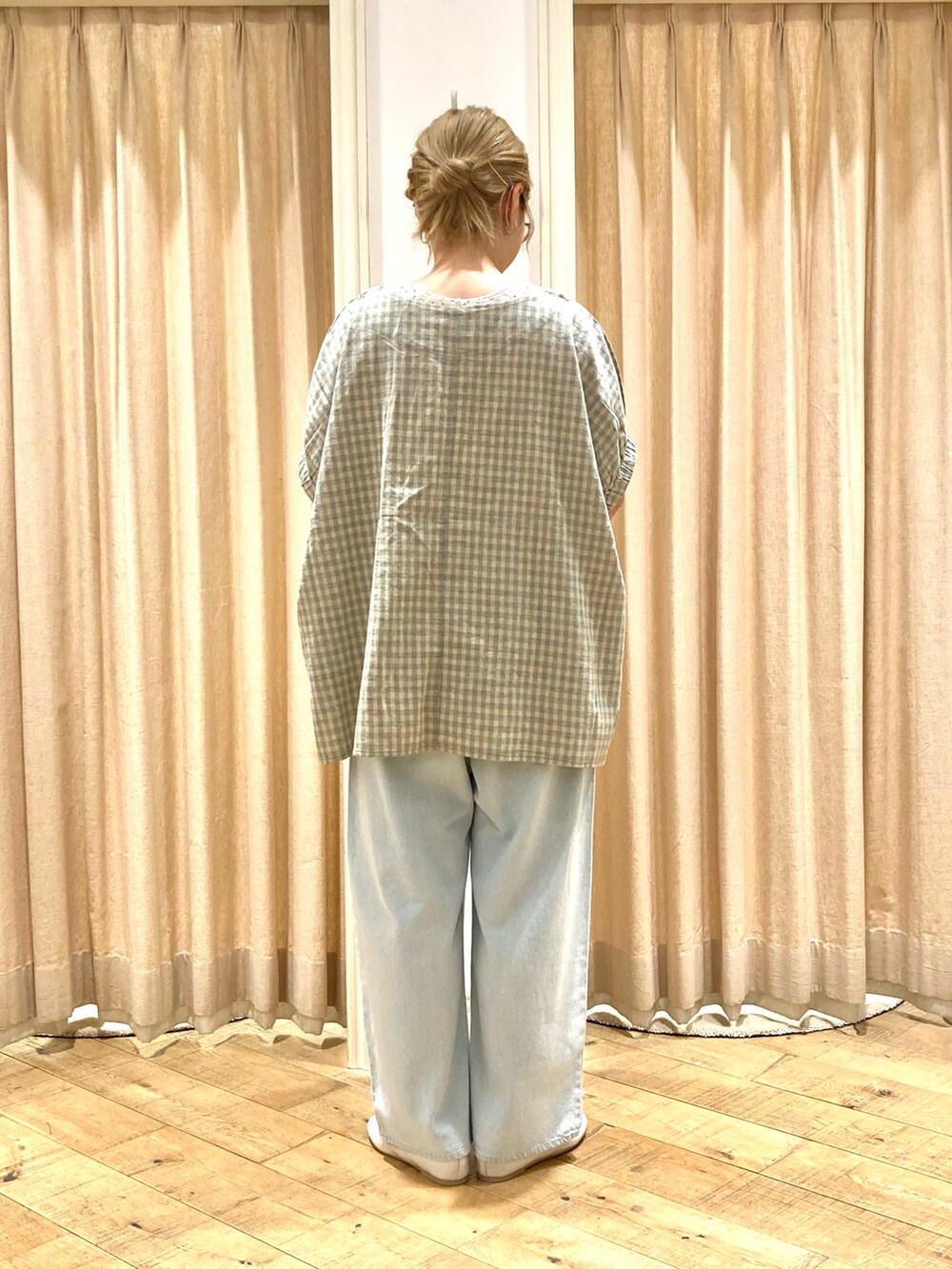 グリーン系のシャツ/ブラウス、ブルー系のその他パンツ、ホワイト系のタンクトップを着用したレディースの夏コーディネートの3枚目の写真