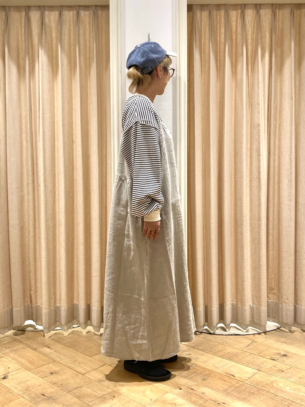 ホワイト系のシャツ/ブラウス、ホワイト系のTシャツ/カットソー、ベージュ系のワンピースを着用したレディースの秋コーディネートの5枚目の写真