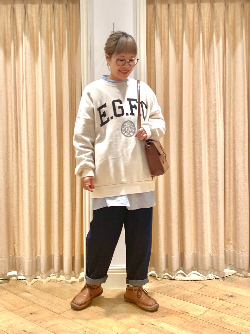 「Samansa Mos2、ロゴスウェット、ストライプシャツ、デニムパンツ、サッチェルバッグ」｜「Samansa Mos2のアイテム（シャツ/ブラウス、ブルー系）」を使った、muttyさん（レディース・152cm）の冬コーディネートの2枚目の写真