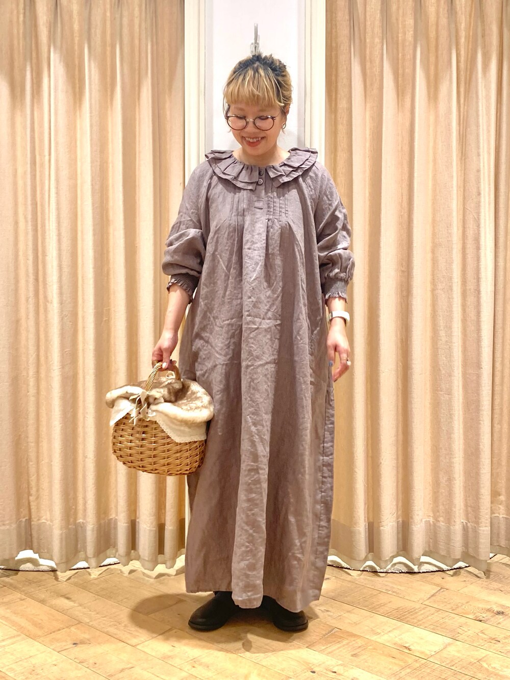 「TSUHARU by Samansa Mos2、ワンピース、リネン、フリル襟、レースアップブーツ、ナチュラル」｜「TSUHARU by Samansa Mos2のアイテム（ワンピース/ドレス、ブラウン系）」を使った、muttyさん（レディース・152cm）の秋コーディネートの2枚目の写真