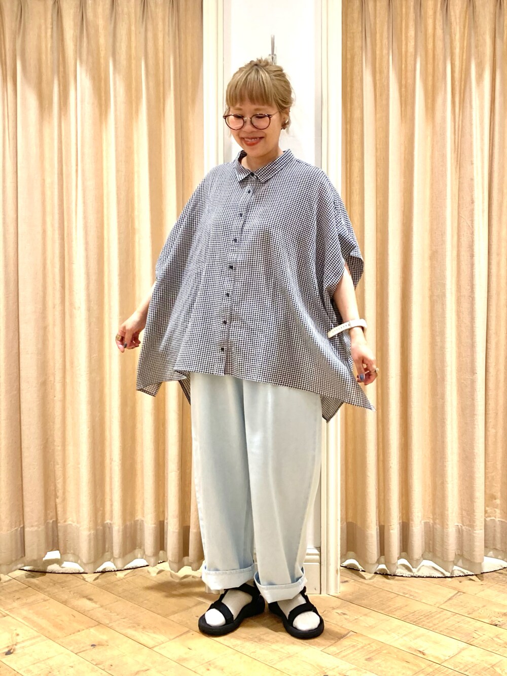 ブラック系のシャツ/ブラウス、ブルー系のその他パンツを着用したレディースの夏コーディネートの2枚目の写真