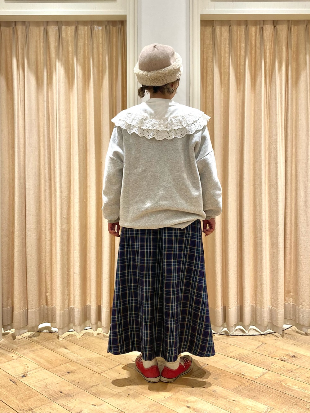 「Samansa Mos2、ロゴスウェット、チェックスカート、フリル襟、付け襟、ボアワッチ」｜「Samansa Mos2の付け襟ピンタックブラウス（シャツ/ブラウス、ホワイト系）」を使った、muttyさん（レディース・152cm）の冬コーディネートの4枚目の写真