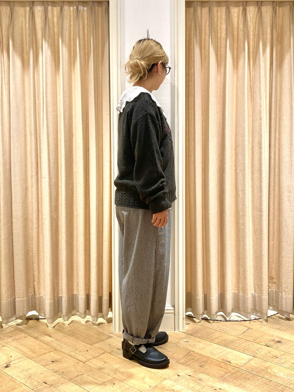 「Samansa Mos2、フリルブラウス、つけ襟、ニットカーディガン、刺繍」｜「Samansa Mos2のメッシュ刺繍襟取り外しブラウス（シャツ/ブラウス、ホワイト系）」を使った、muttyさん（レディース・152cm）の秋コーディネートの5枚目の写真